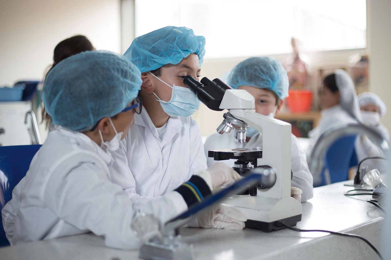 Estudiantes en Laboratorio de Biología