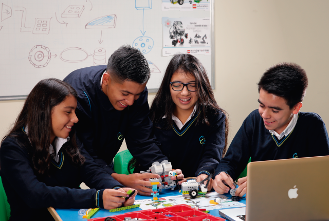 Estudiantes en Aula Lego