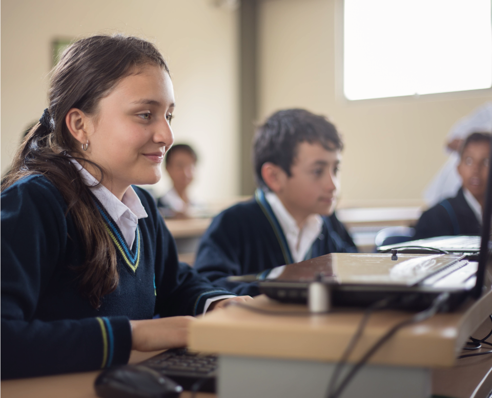 Estudiantes en laboratorio de sistemas