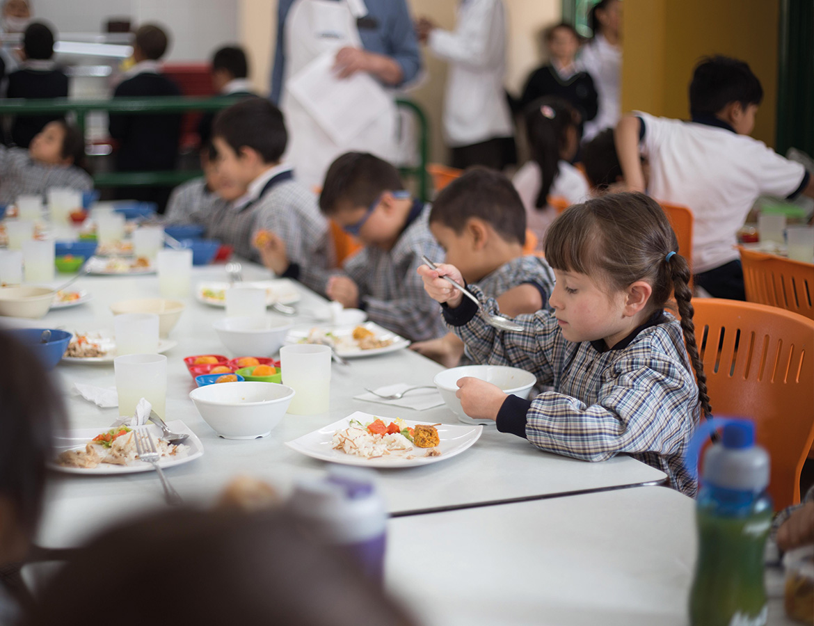 Estudiante en comedor escolar