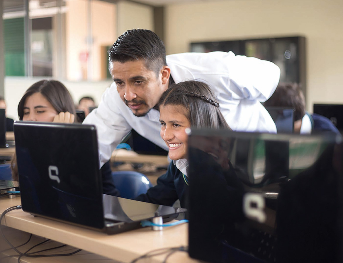 Estudiante y docente en laboratorio de sistemas