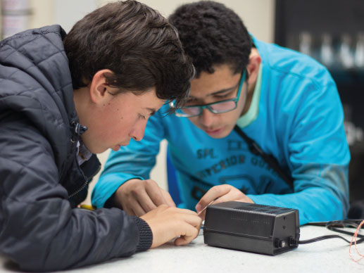 Estudiantes en tecnicolaboral de mantimiento de computadores