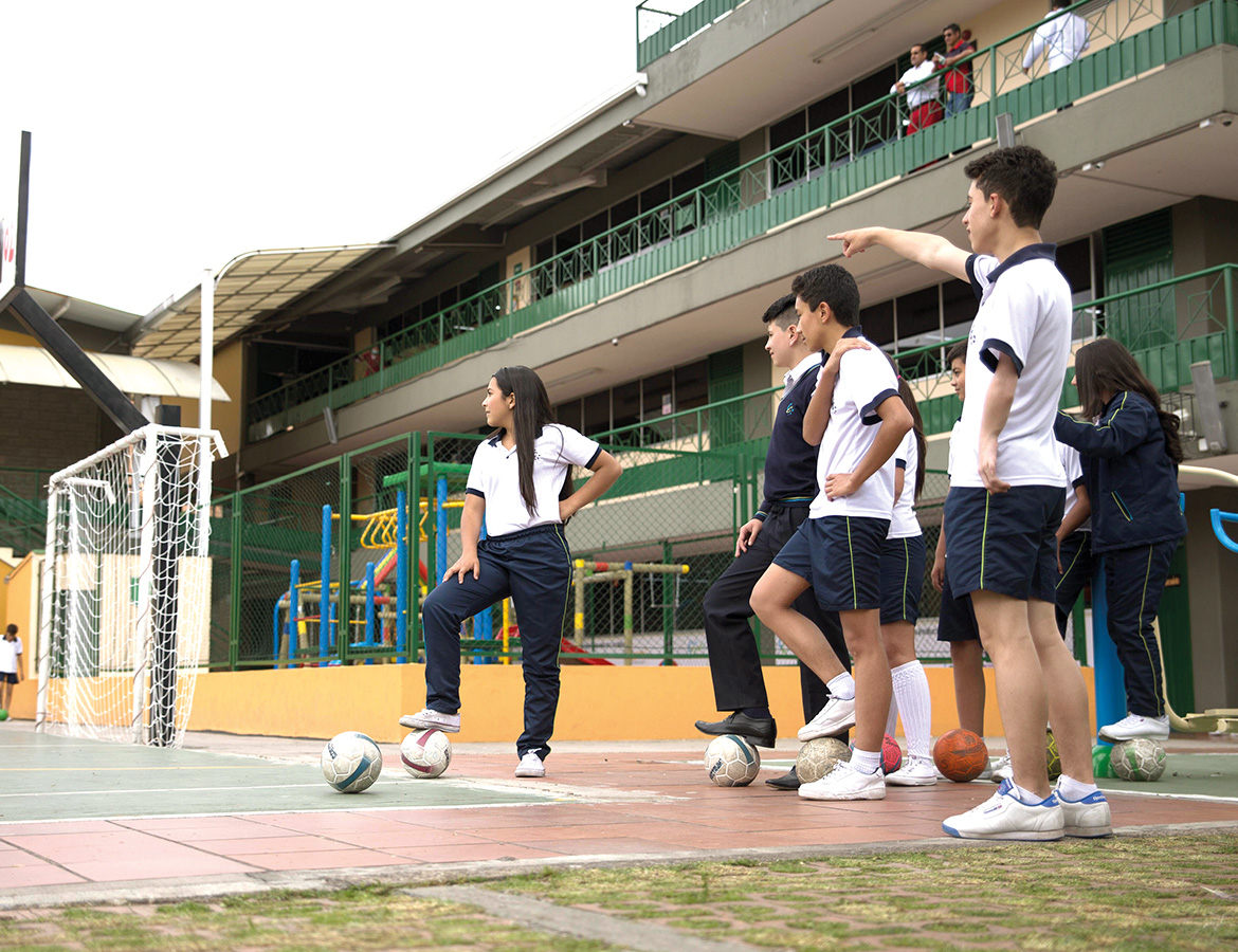 Grupo de estudiantes en cancha de futbol