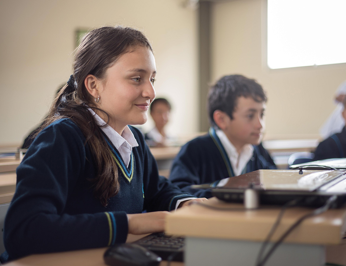 Estudiante en computador de laboratorio de sistemas