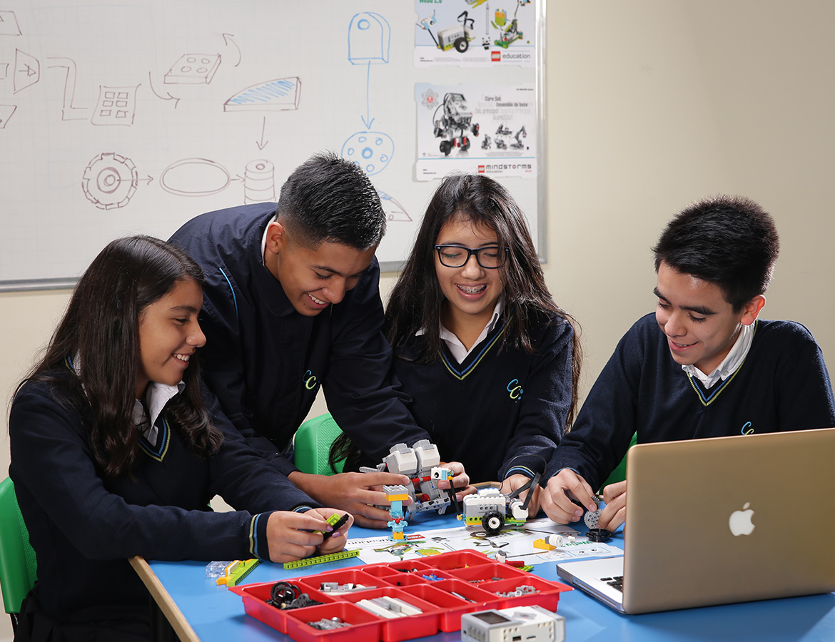 4 Estudiantes en aula lego