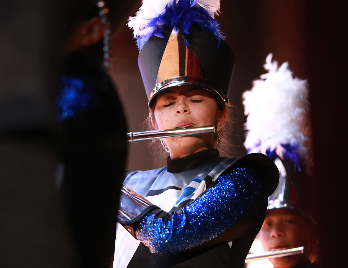 Estudiante de banda escolar tocando Flauta Traversa