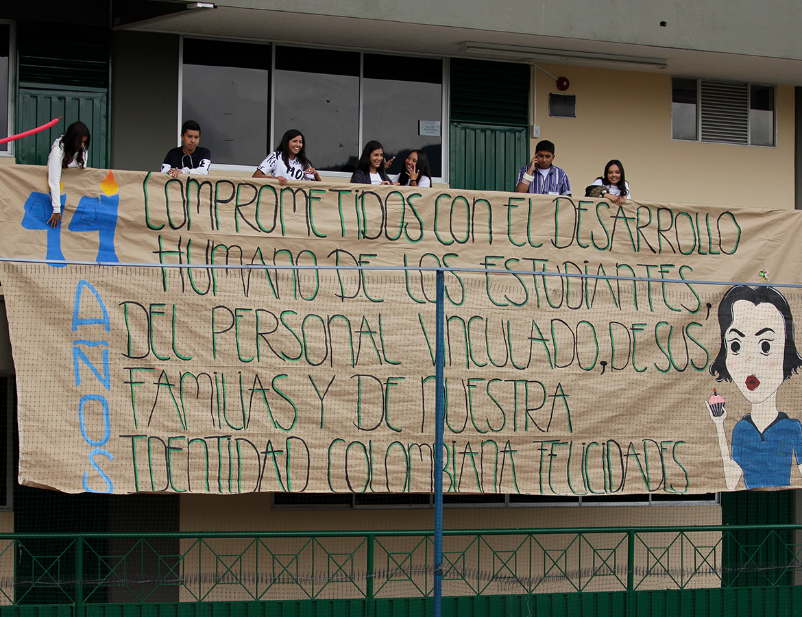 Cartel estudiantes cumpleaños 44 Colegio Canapro