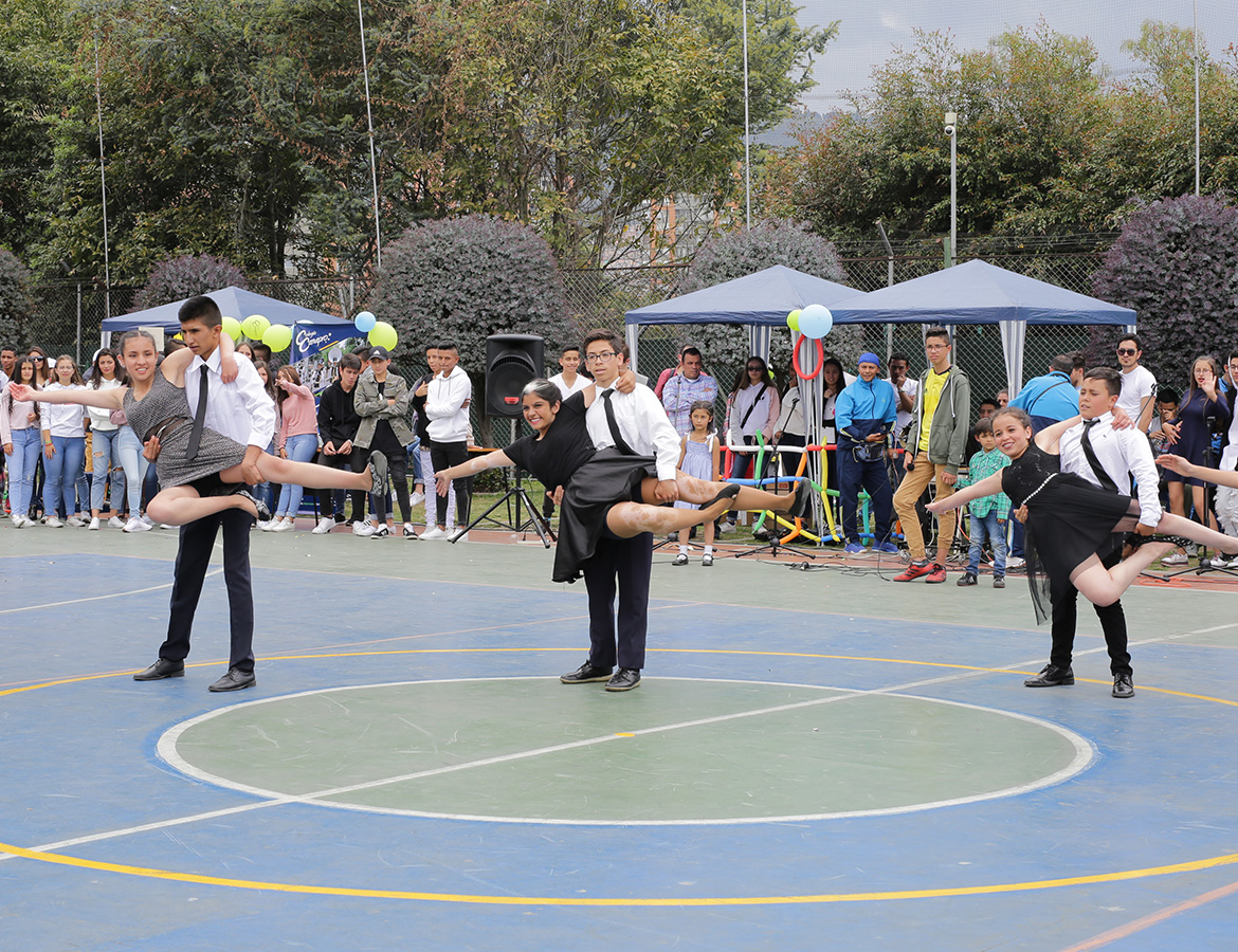 Estudiantes bailando salsa en el día de la familia