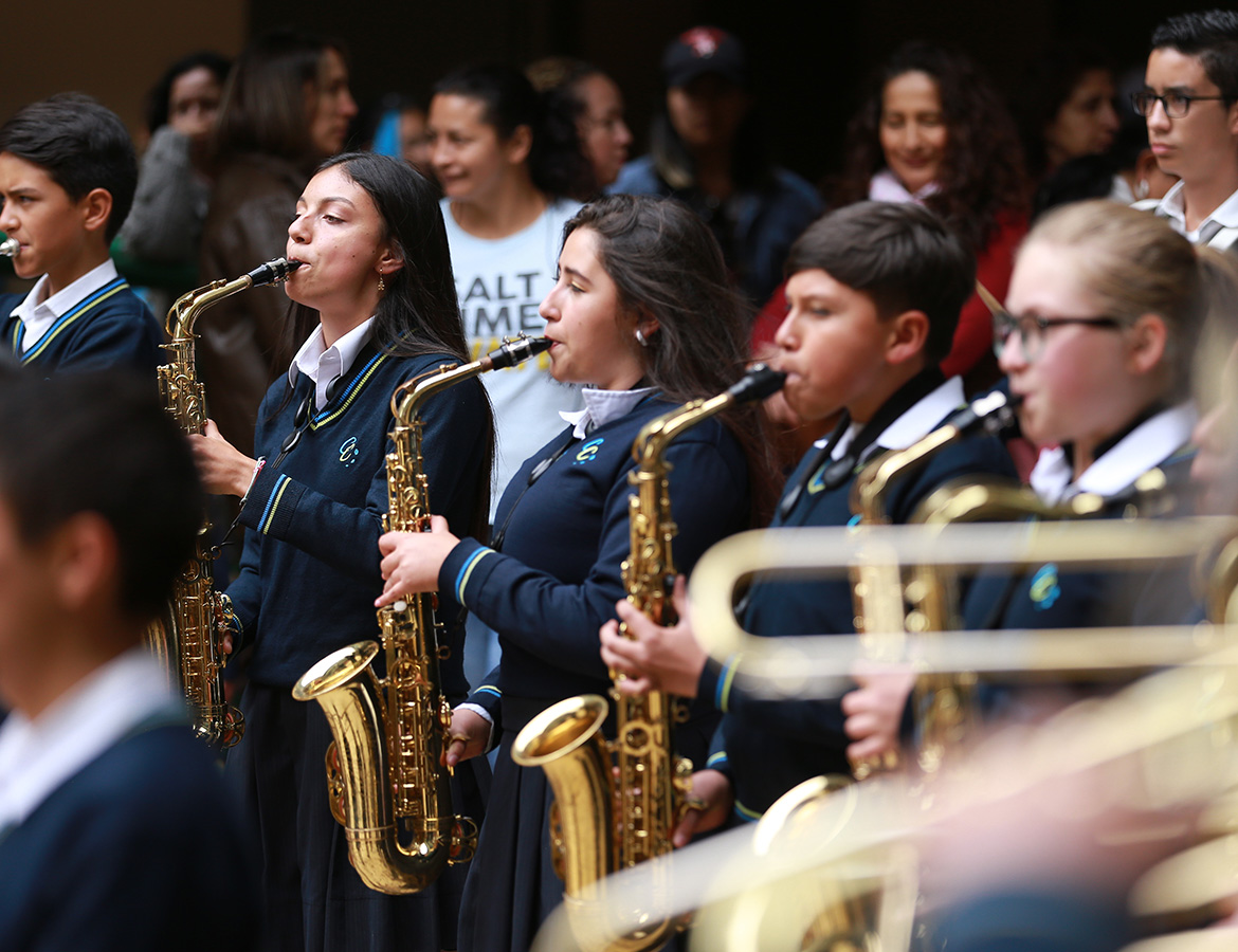 Presentación banda escolar en el día de la familia