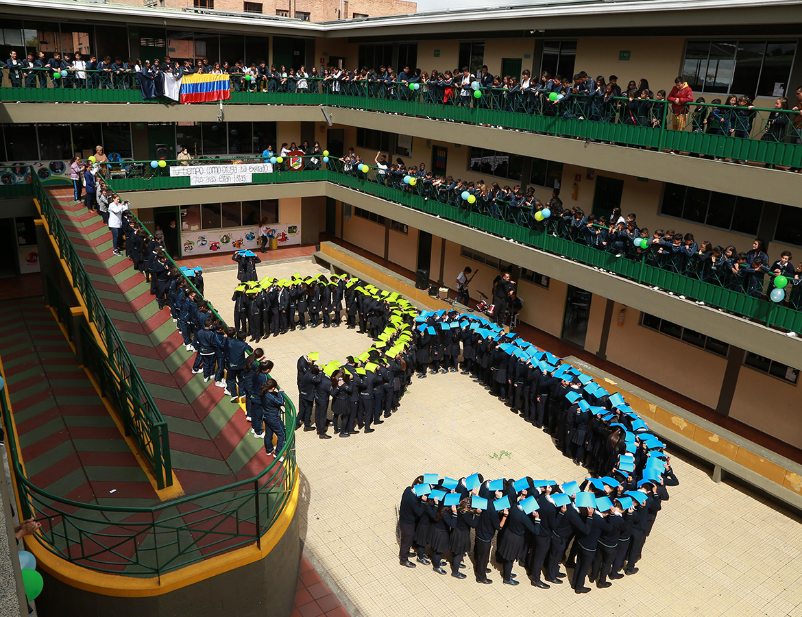 Clausura en patio central, estudiantes forman el logo del colegio