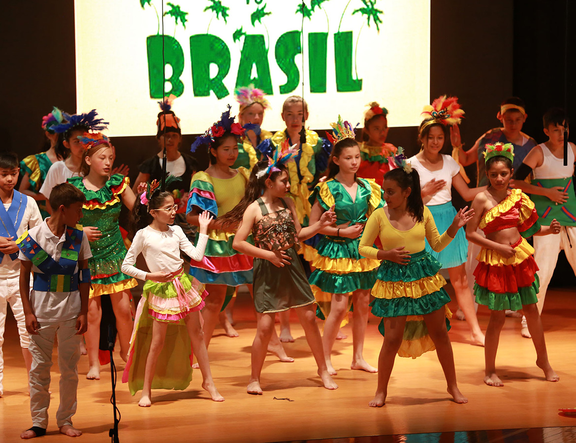 Estudiantes bailando danza brasileña en clausura