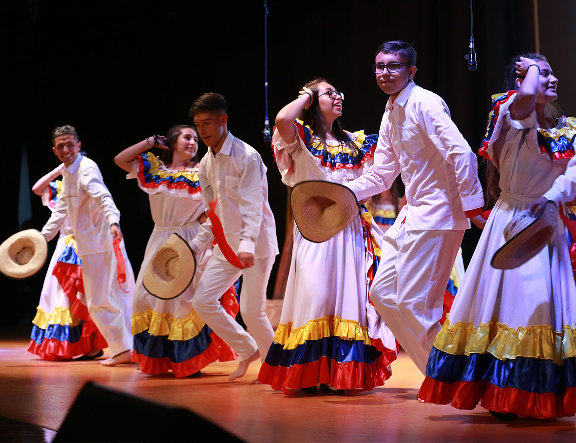 Estudiantes bailando cumbia en clausura