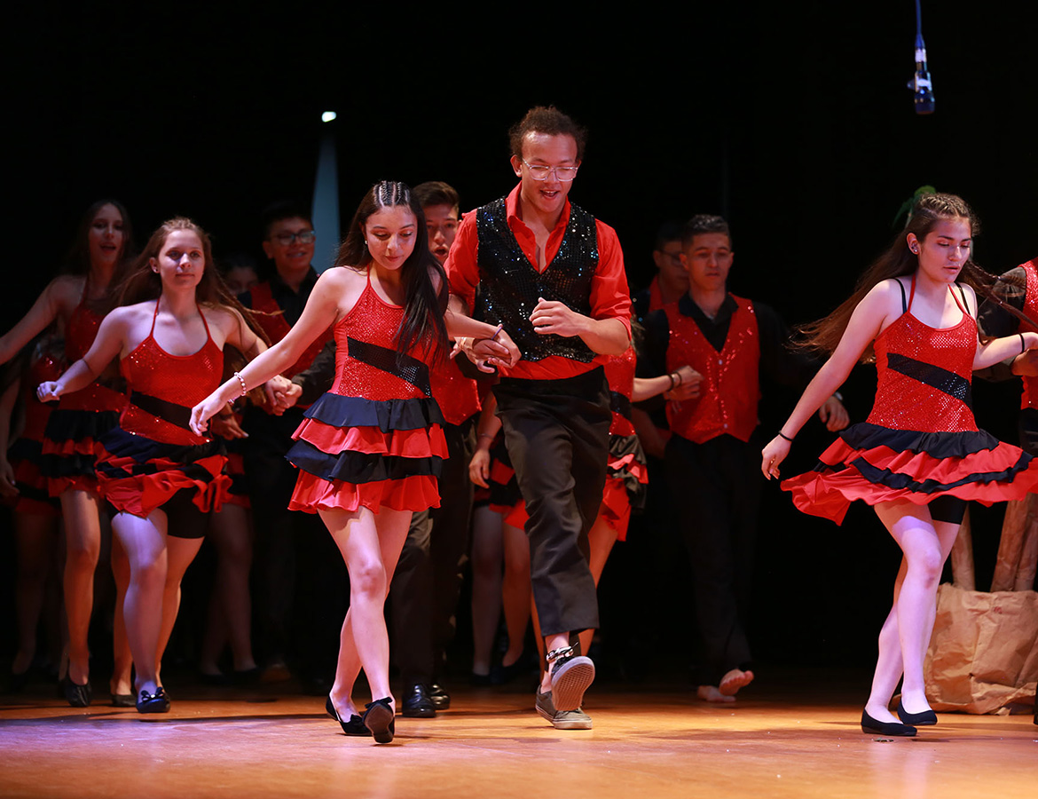 Estudiantes bailando salsa en clausura