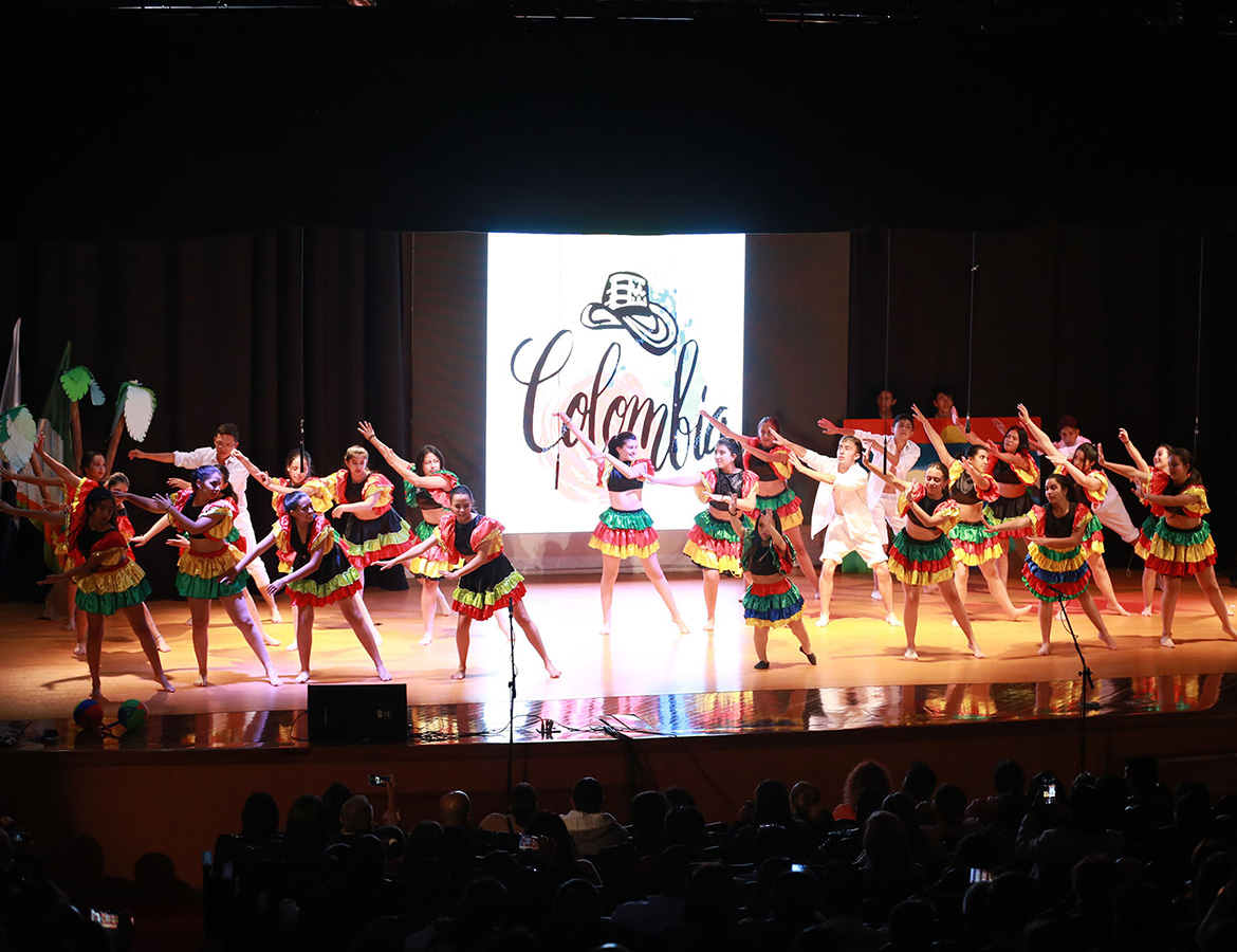 Estudiantes bailando mapale en clausura