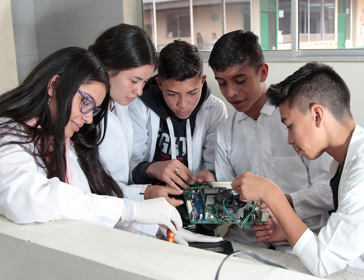 Estudiantes en clase de mantenimiento de computadores