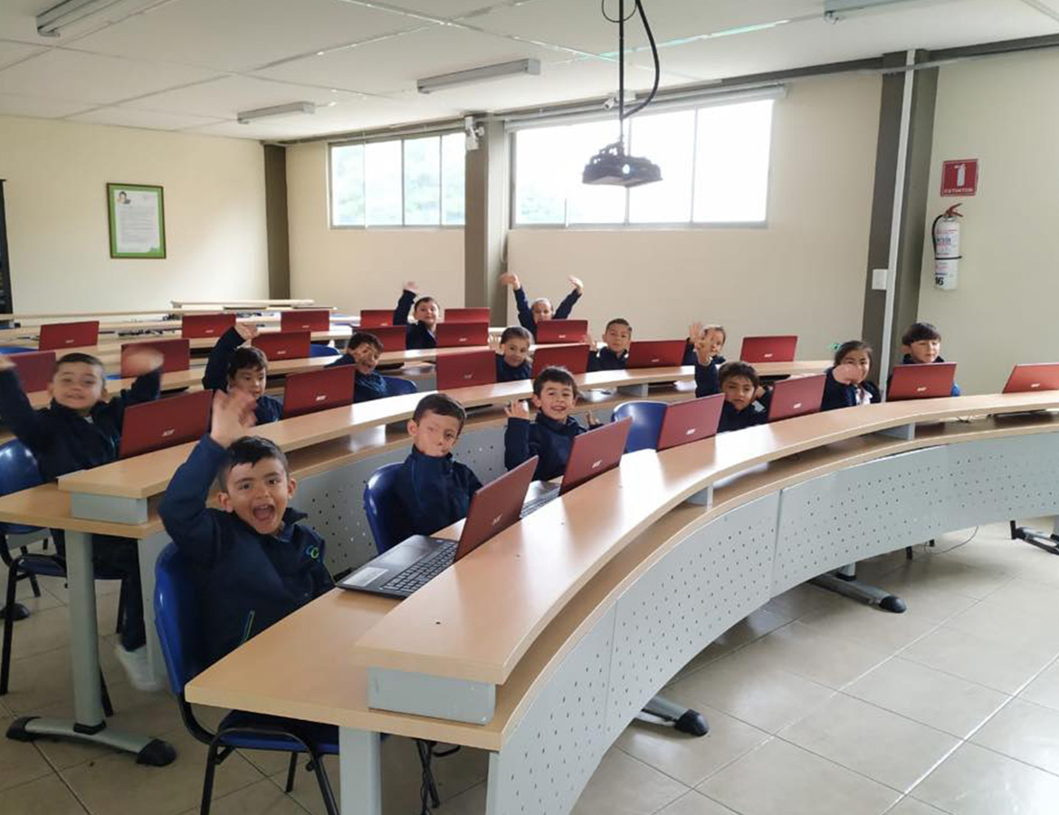 Estudiantes en laboratorio de sistemas