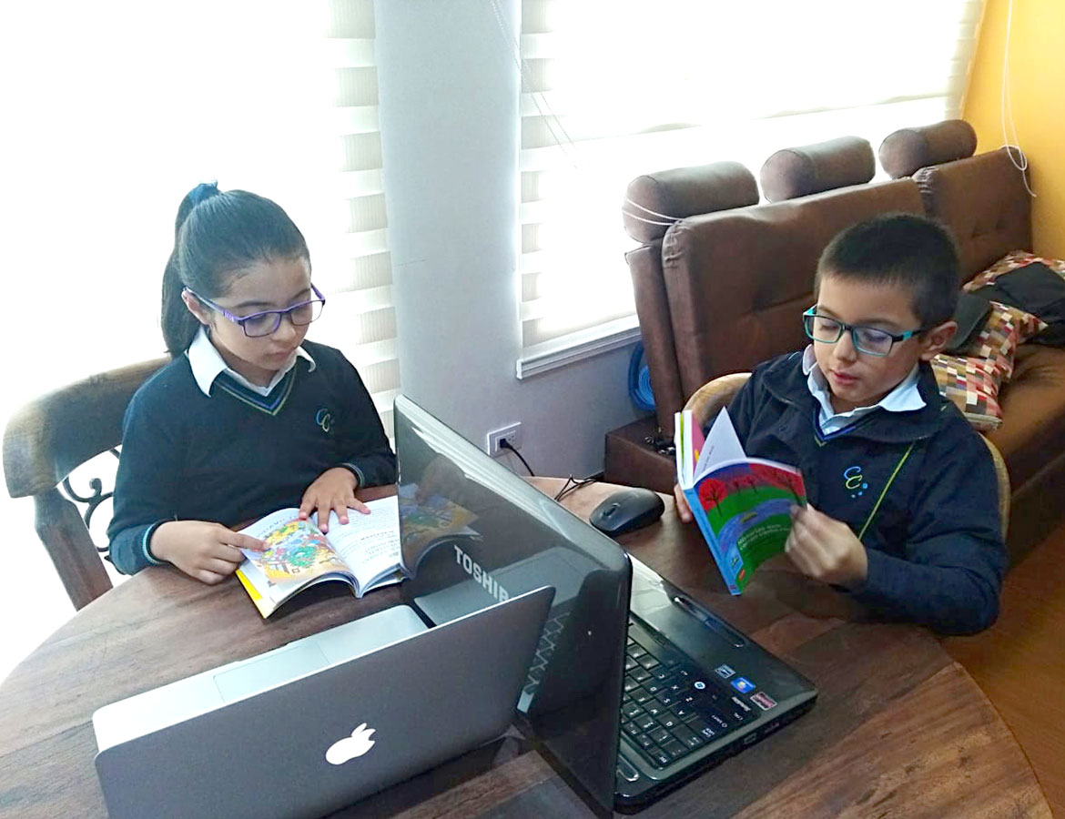 Estudiantes leyendo desde casa