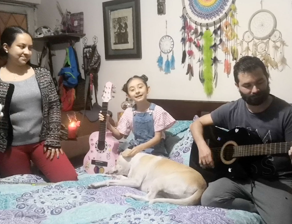 Familia tocando guitarra y cantando