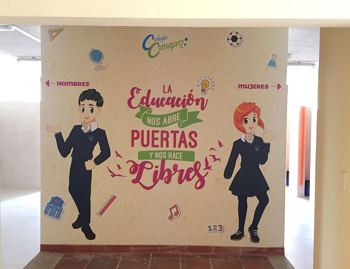 Entrada baño mensaje "La educación nos abre puertas y nos hace libres"